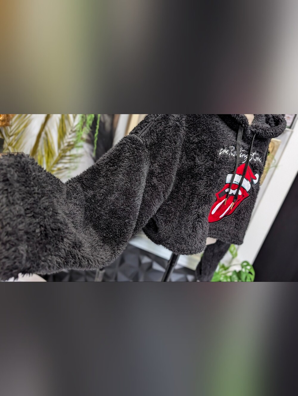 Rare "The Rolling Stones" Santa Hat Tongue Faux Fur Crop Top Hoodie LG-XL - Picture 3 of 9